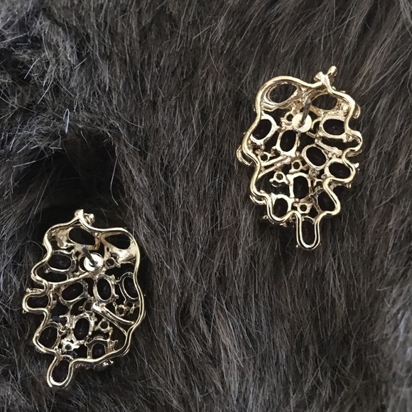 Faux amethyst gold tone cluster pierced earrings - Picture 4 of 5